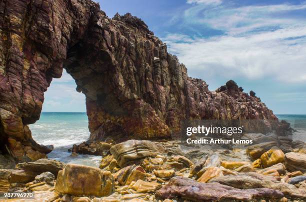 pedra furada 1 - pedra stock pictures, royalty-free photos & images