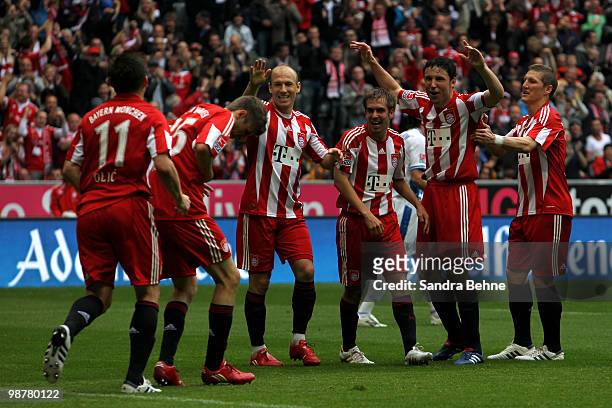 Thomas Mueller of Bayern celebrates with team mates after scoring the first goal during the Bundesliga match between FC Bayern Muenchen and VfL...