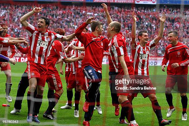Players of Bayern celebrate their victory after the Bundesliga match between FC Bayern Muenchen and VfL Bochum at Allianz Arena on May 1, 2009 in...