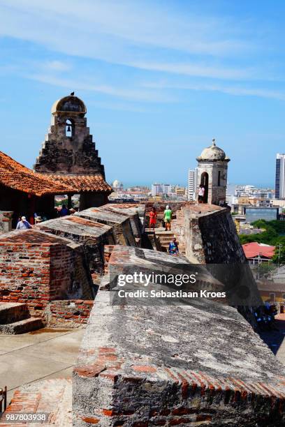 walls of the fortress of castillo san felipe, cartagena, colombia - sebastiaan kroes stockfoto's en -beelden