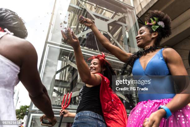 freunde, die spaß auf einer feier karneval in brasilien - halloween in sao paulo stock-fotos und bilder