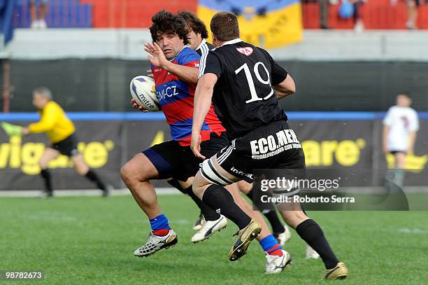 Gabriel Alejandro Pizarro runs with the ball during the Campionato Eccellenza Super 10 match between Femi-CZ Rovigo and Rugby Petrarca Padova at...