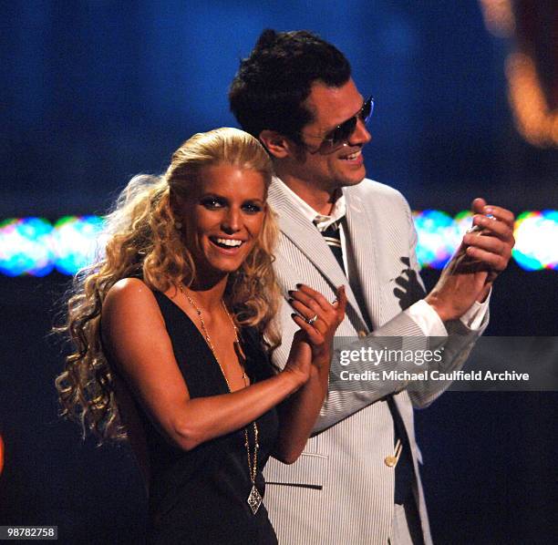 Jessica Simpson and Johnny Knoxville presenters for Best Musical Performance Award