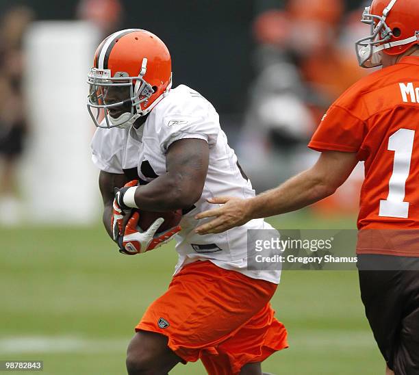 Montario Hardesty of the Cleveland Browns takes a hand off from Colt McCoy during rookie mini camp at the Cleveland Browns Training and...