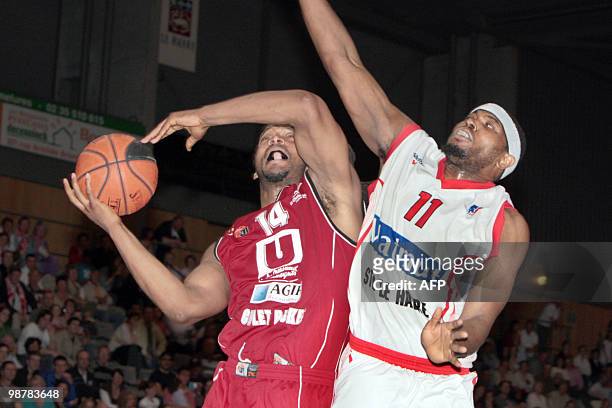 Cholet's Randal Falker tries to score a basket despite of Le Havre's Joseph Jones during their French ProA basket-ball match on May 1, 2010 in Le...