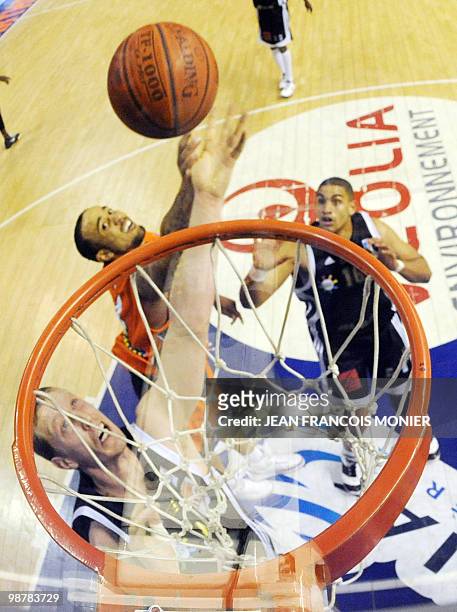 Le Mans�s point guard guard Zack Wright scores a basket despite of French Dijon�s center Alexis Tanghe during the French ProA basketball match Le...