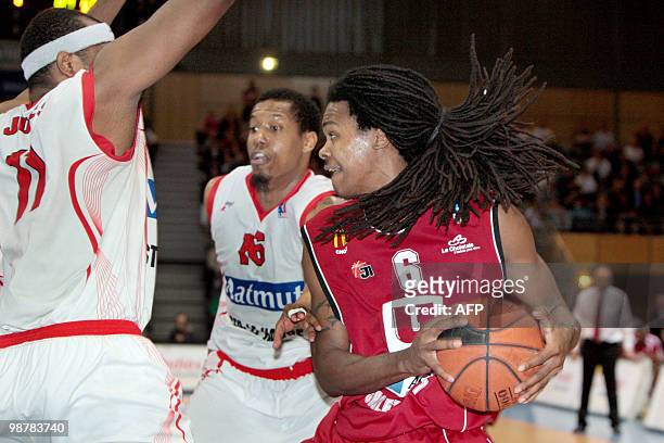 Cholet's Mickaël Gelabale tries to score a basket despite of Le Havre's Bernard King and Jospeh Jones during their French ProA basket-ball match on...