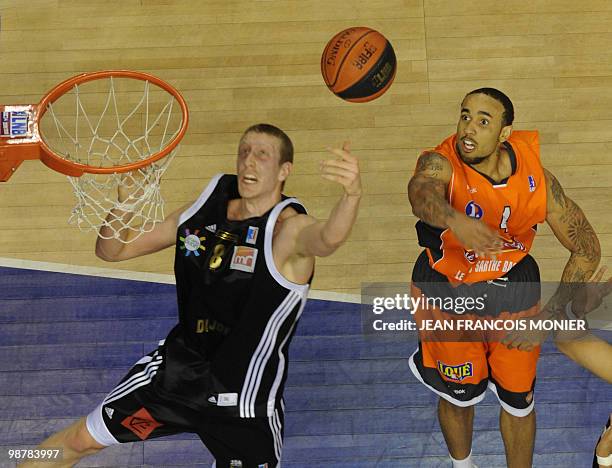 French Dijon�s center Dijon�s Alexis Tanghe scores despite of US Le Mans�s point guard guard Zack Wright during the French ProA basketball match Le...