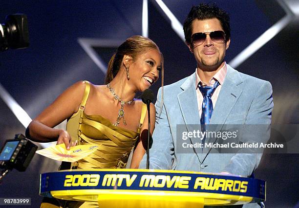 Presenters Beyonce Knowles and Johnny Knoxville for Breakthrough Male Award