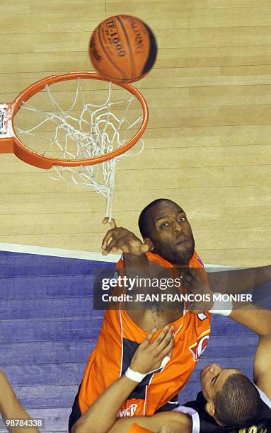 Le Mans�s point guard Zack Wright scores despite of French Dijon�s center Ferdinand Prenom during the French ProA basketball match Le Mans vs. Dijon...