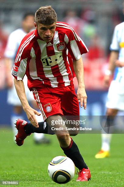 Thomas Mueller of Bayern runs with the ball during the Bundesliga match between FC Bayern Muenchen and VfL Bochum at Allianz Arena on May 1, 2009 in...