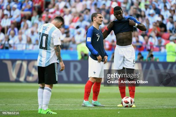 France's Antoine Griezmann and Paul Pogba and Lionel Messi during the match between France and Argentina at Kazan Arena on June 30, 2018 in Kazan,...