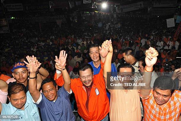 To go with, PHILIPPINES-POLITICS-VOTE This file photo taken on October 21, 2009 shows former Philippine president Joseph Estrada is joined by...