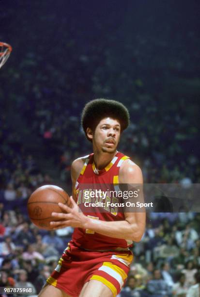 Bingo Smith of the Cleveland Cavaliers in action against the Washington Bullets during an NBA basketball game circa 1975 at the Capital Centre in...