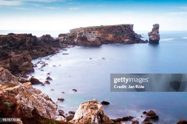 acantilado en peniche - acantilado stock-fotos und bilder