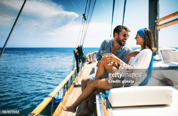 coppia su una barca a vela. - mezzo di trasporto marittimo foto e immagini stock