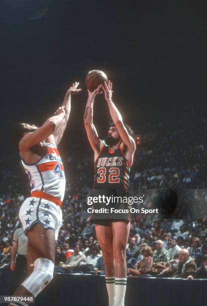 Brian Winters of the Milwaukee Bucks shoots over Greg Ballard of the Washington Bullets during an NBA basketball game circa 1978 at the Capital...