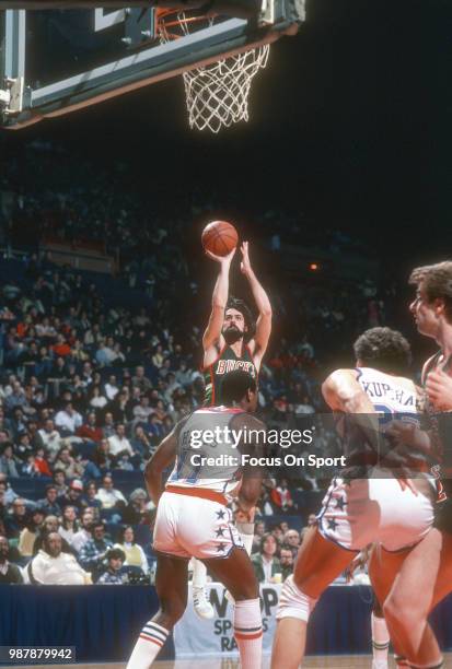 Brian Winters of the Milwaukee Bucks shoots against the Washington Bullets during an NBA basketball game circa 1980 at the Capital Centre in...