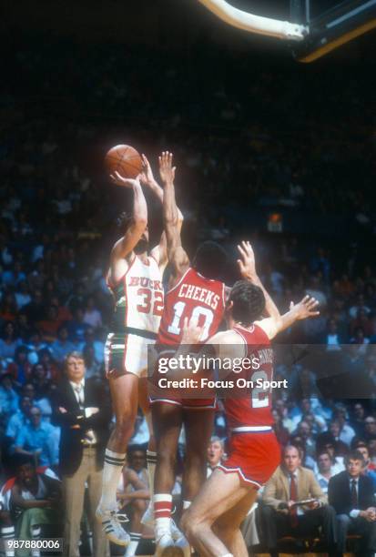 Brian Winters of the Milwaukee Bucks shoots over Maurice Cheeks of the Philadelphia 76ers during an NBA basketball game circa 1983 at the MECCA Arena...