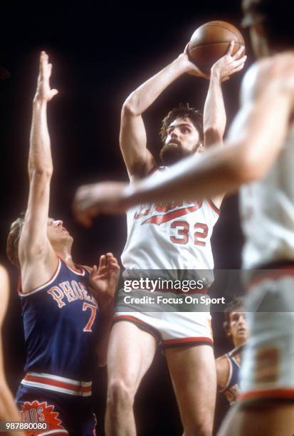 Brian Winters of the Milwaukee Bucks shoots over Butch Feher of the Phoenix Suns during an NBA basketball game circa 1976 at the MECCA Arena in...