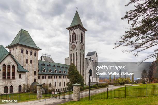 quebec, estrie region, saint-benoit-du-lac, abbaye st-benoit-du-lac, bendictine abbey - abbaye stock-fotos und bilder