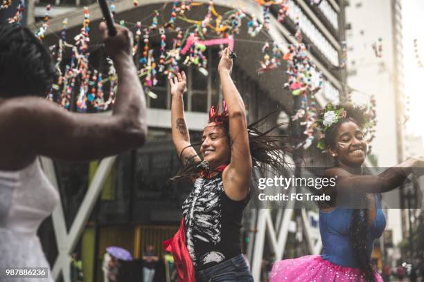 freunde, die spaß auf einer feier karneval in brasilien - brazilian dancer stock-fotos und bilder