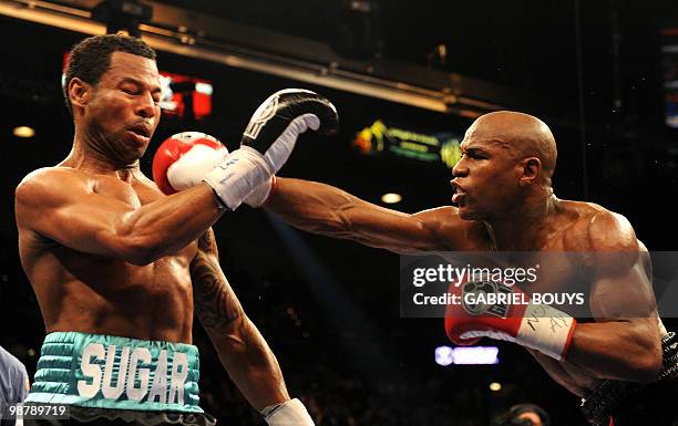 Floyd Mayweather punches Shane Mosley during their welterweight bout at the MGM Grand Hotel/Casino on Mai 1, 2010 in Las Vegas, Nevada. Floyd...