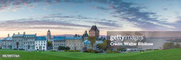 quebec, quebec city, elevated skyline, dusk - chateau frontenac hotel - fotografias e filmes do acervo