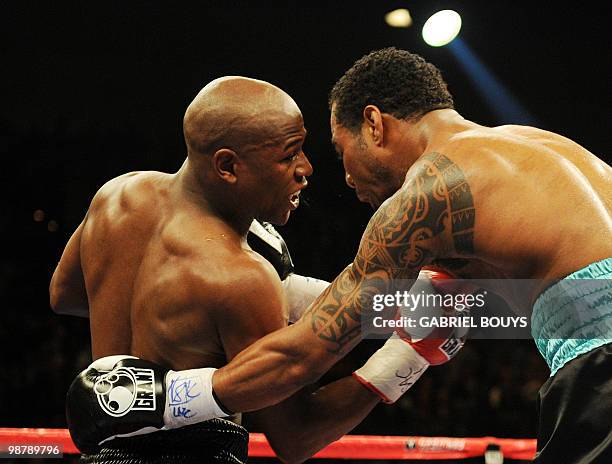 Floyd Mayweather punches Shane Mosley during their welterweight bout at the MGM Grand Hotel/Casino on Mai 1, 2010 in Las Vegas, Nevada. Floyd...