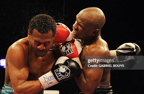 Floyd Mayweather exchanges punches with Shane Mosley during their welterweight bout at the MGM Grand Hotel/Casino on Mai 1, 2010 in Las Vegas,...