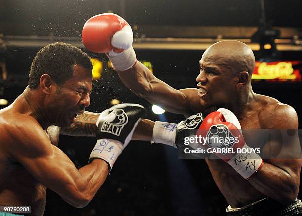 Floyd Mayweather exchanges punches with Shane Mosley during their welterweight bout at the MGM Grand Hotel/Casino on Mai 1, 2010 in Las Vegas,...