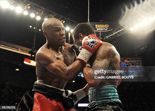 Floyd Mayweather exchanges punches with Shane Mosley during their welterweight bout at the MGM Grand Hotel/Casino on Mai 1, 2010 in Las Vegas,...