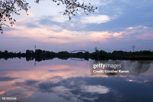 sonnenuntergang hafenbecken meyerwerft - sonnenuntergang stockfoto's en -beelden