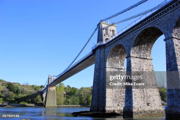 menai suspension bridge - menai hängebrücke stock-fotos und bilder