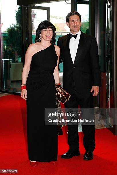 Journalist Christiane Amanpour arrives with her husbad Jamie Rubin at the White House Correspondents' Association dinner on May 1, 2010 in...