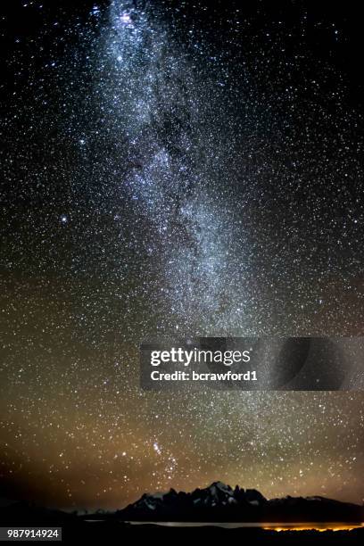 milky way over torres del paine - hemisferio del norte fotografías e imágenes de stock