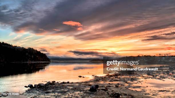 lever de soleil sur le bord du saguenay 28/04/2015 - lever du soleil 個照片及圖片檔