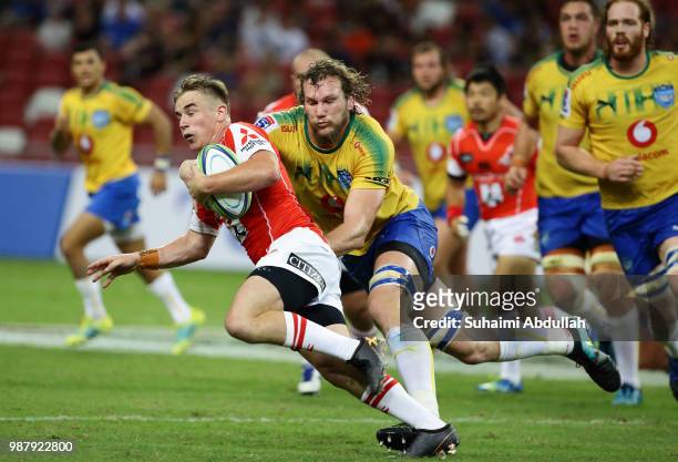 Snyman of Bulls chases Hayden Parker of Sunwolves during the Super Rugby match between Sunwolves and Bulls at the Singapore National Stadium on June...