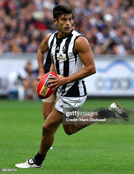 Sharrod Wellingham of the Magpies looks for a teammate during the round six AFL match between the Carlton Blues and the Collingwood Magpies at...