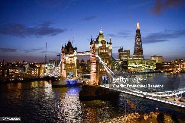 tower bridge by night - bascule bridge stock pictures, royalty-free photos & images