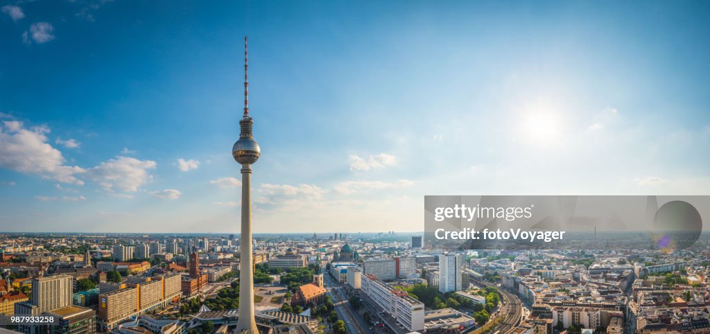 Panorama aéreo de Berlín sobre paisaje puesta de sol de Fernsehturm Alexanderplatz monumentos Alemania