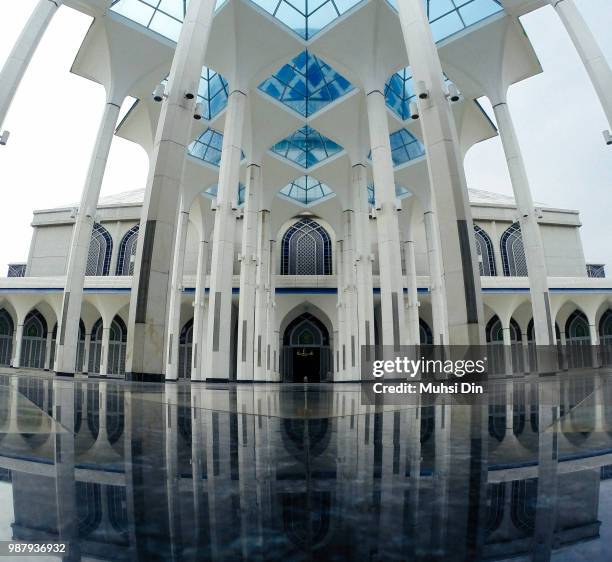 sultan salahuddin abdul aziz mosque - shah alam stock pictures, royalty-free photos & images