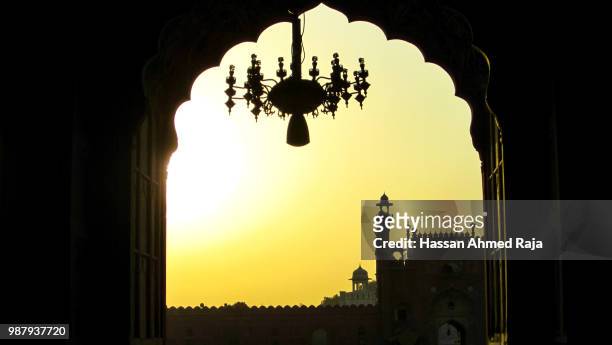 the view - badshahi mosque stockfoto's en -beelden