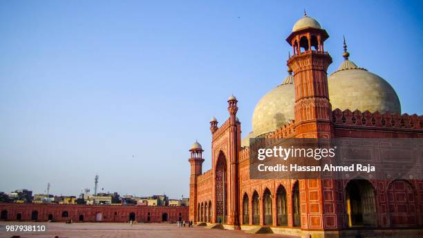 badshahi mosque - badshahi mosque stockfoto's en -beelden