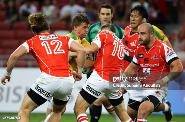 Hayden Parker of Sunwolves challenges Johnny Kotze of Bulls during the Super Rugby match between Sunwolves and Bulls at the Singapore National...