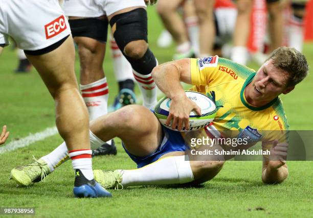 Andre Warner of Bulls scores a try during the Super Rugby match between Sunwolves and Bulls at the Singapore National Stadium on June 30, 2018 in...