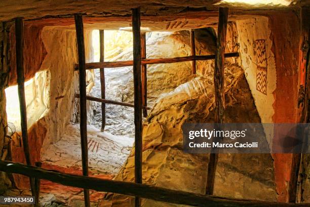 kiva anasazi - anasazi ruins stockfoto's en -beelden