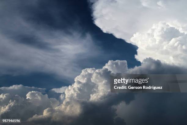 dramatismo en las nubes - nubes stock pictures, royalty-free photos & images
