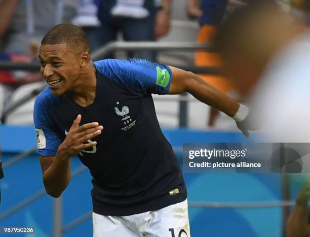 Russland, Kasan: Fußball: WM, Finalrunde, Achtelfinale: Frankreich - Argentinien in der Kasan-Arena. Kylian Mbappe of France celebrates after the...