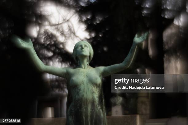 monumental cemetery (cimitero monumentale), milan - cimitero - fotografias e filmes do acervo